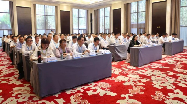 6月20日，甘肅文旅集團(tuán)2025年文化品牌建設(shè)暨內(nèi)訓(xùn)師培訓(xùn)班在集團(tuán)武威實(shí)訓(xùn)基地開(kāi)班。甘肅文旅集團(tuán)黨委書(shū)記、董事長(zhǎng)石培文以《黃沙與星途，種植文旅人的永恒綠洲》為題，講授了“開(kāi)班第一課″，翻開(kāi)集團(tuán)企業(yè)文化