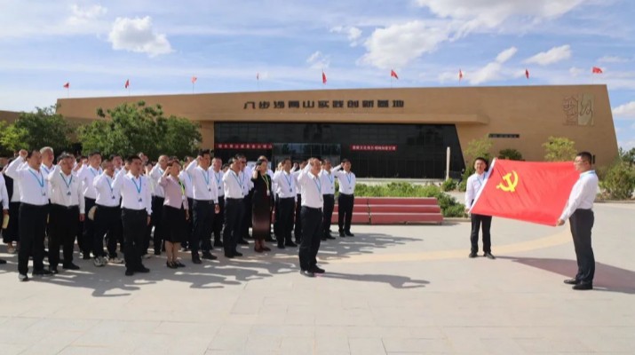 為深入貫徹習(xí)近平生態(tài)文明思想，踐行“綠水青山就是金山銀山”理念，傳承紅色基因，在“七一