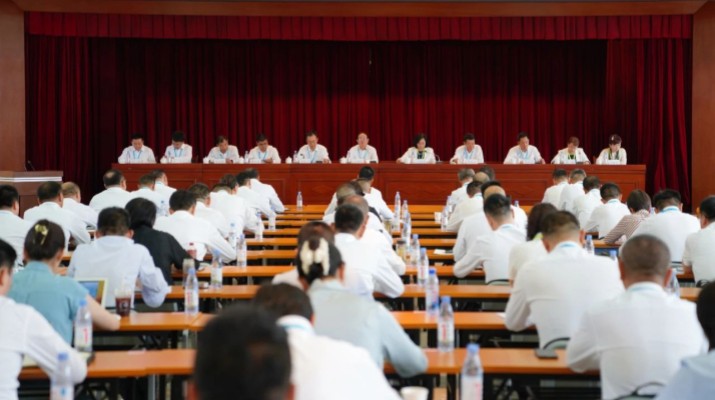 7月18日上午，甘肅文旅集團(tuán)召開(kāi)2025年上半年工作會(huì)暨生產(chǎn)經(jīng)營(yíng)調(diào)度會(huì)。集團(tuán)黨委書(shū)記、董事長(zhǎng)石培文出席會(huì)議并講話(huà)，黨委副書(shū)記、總經(jīng)理馬文玫主持會(huì)議并安排下半年重點(diǎn)工作。會(huì)議通報(bào)了集團(tuán)上半年經(jīng)營(yíng)成果、“